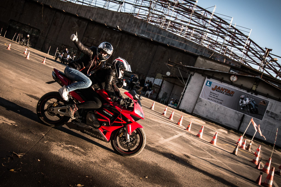 Zdjęcie na okładce dla Szkoła motocyklowa JANTAR – Kurs motocyklowy | Kurs prawa jazdy kat. A | Nauka jazdy kat. A Kraków